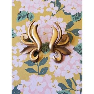 Vintage JJ Jonette 1986 Brushed Gold Tone Abstract Swirl Earrings – Retro Statem